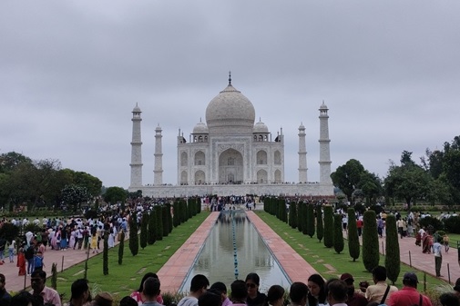 kabamof's tweet photo. I am glad I went to the Taj Mahal.
It was quite crowded. I trimmed it down, but there were a lot of tourists in the foreground.
#TajMahal 
#India https://t.co/p1UuDgv1ut