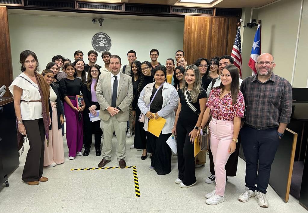 Los estudiantes del curso INFP 4001-Redacción Periodística I visitaron el Tribunal de Primera Instancia de San Juan para adentrarse en la cobertura de temas judiciales. En la foto, junto al juez Alfonso Martínez Piovanetti y los profesores Lourdes Lugo e Israel Rodríguez Sánchez.