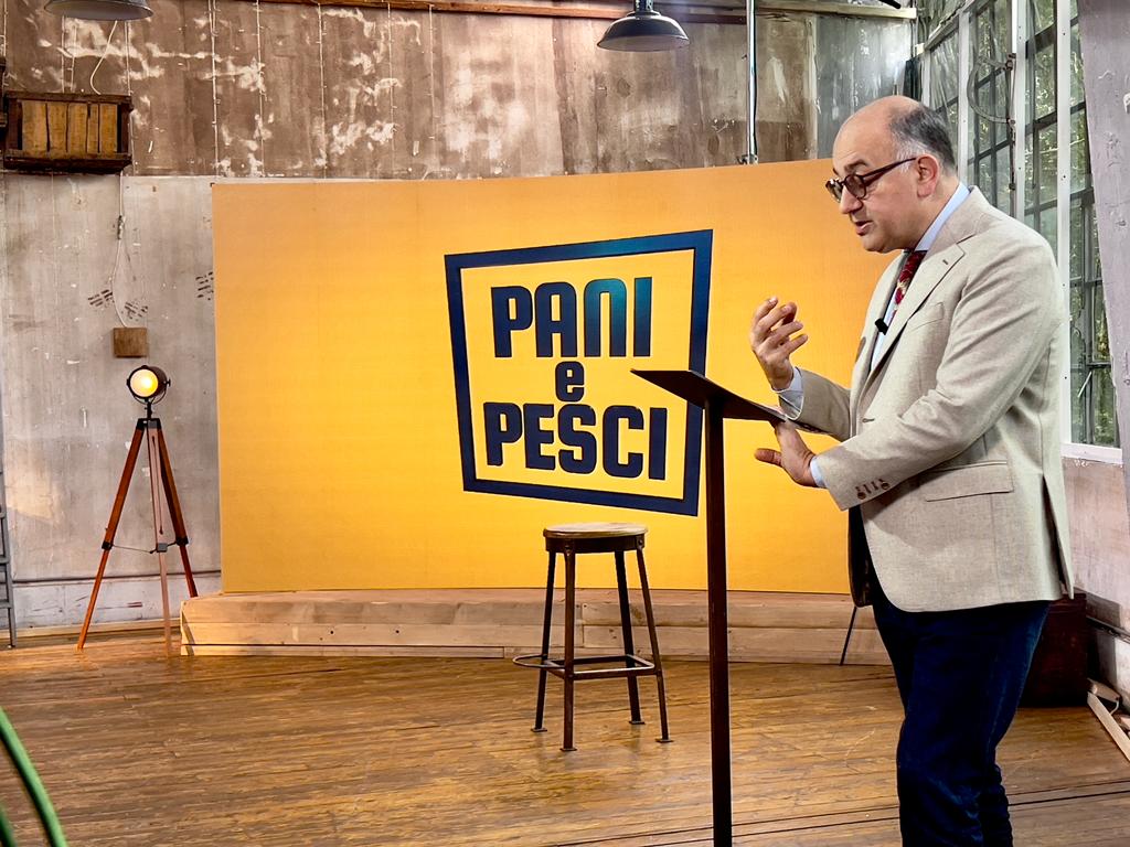 Il prof Luigino Bruni si prepara per Pani e Pesci
Oggi puntata dedicata all'esposizione dei più piccoli al mondo della pubblicità. 
Con <a href="/eug_scot/">eugenia scotti</a> e <a href="/paolo_landi/">Paolo Landi</a> 
All'attore Francesco <a href="/siciliano_f/">francesco siciliano</a> sono affidate "le ragioni degli altri". 
⏰15.15 <a href="/TV2000it/">Tv2000.it</a> 
<a href="/AIPEC12/">A.I.P.E.C.</a> <a href="/Edc_online/">Edc-online_org</a>