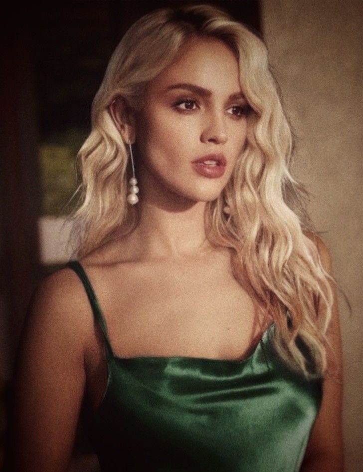 Aileendruiz's tweet photo. EIZA GONZÁLEZ COMO EVELYN HUGO O NADA https://t.co/R1szy2XzhR