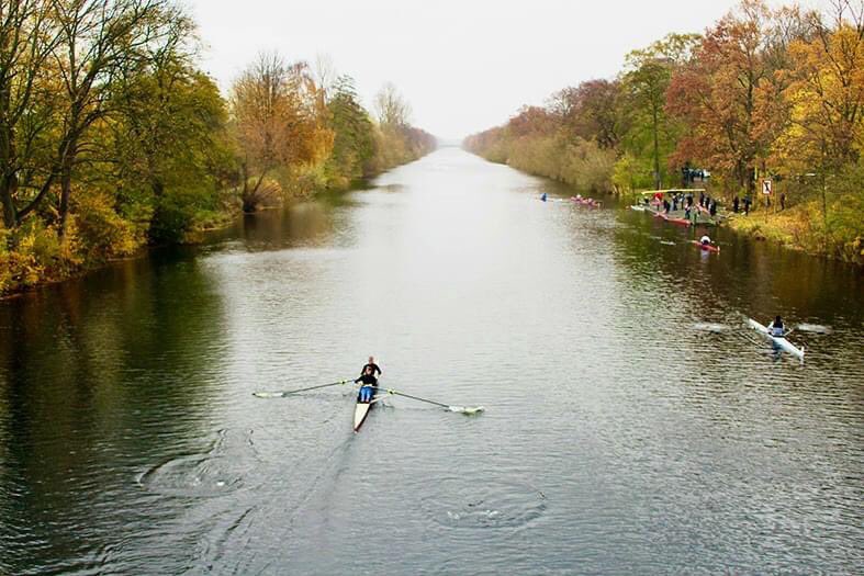 Morgen starten beim Herbst-Langstreckentest auf dem Hohenzollernkanal 450 Aktive in 360 Booten ab 13 Jahren. Mit dabei auch die Frauen-Nationalmannschaft, die sich am Bundesstützpunkt in Berlin auf Olympia in Paris vorbereitet. Sie startet 10:55 h in vier Doppelvierern.