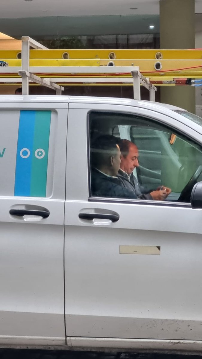 matiasmr55's tweet photo. Hace 12 dias no tengo servicio, vino 5 veces un técnico diciendo que tienen que mandar la cuadrilla. La cuadrilla  todos los dias boludeando con el teléfono en la calle durante horas @PersonalAr excelente servicio https://t.co/7brevwx2D6