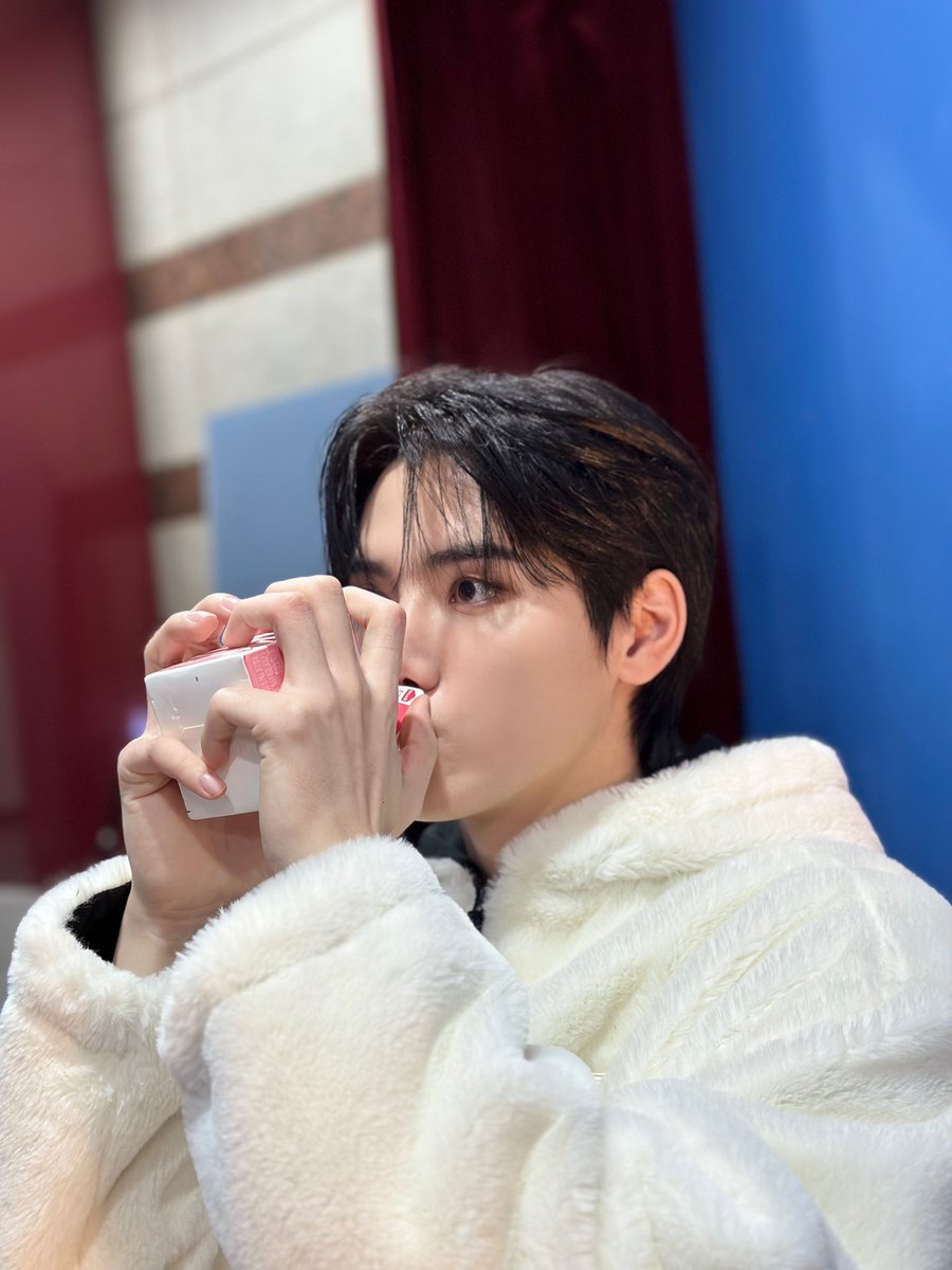 [📸]
우리의 시선이 마주 닿는 순간☀
⠀
#CRAVITY #크래비티
#민희 #MINHEE
#SUN_SEEKER
#Cheese
#Ready_or_Not
#MEGAPHONE
#C_SUN #시_선