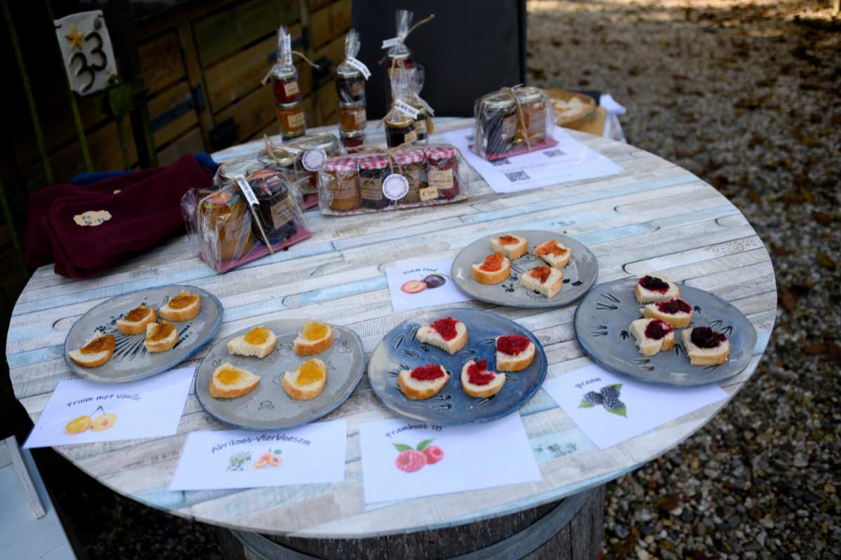 Maar liefst 55 wandelaars hebben tijdens de tocht langs de akkers van Altena genoten van heerlijke proeverijen:
☕Thee
🍯Jam
🍞 Versgebakken brood 
🍹Sap
En nog veel meer om van te watertanden! 

📸 <a href="/PriscaVisser/">Prisca Visser</a> 

#Biesboschlinie #akkersvanAltena #Altena #DutchFoodWeek