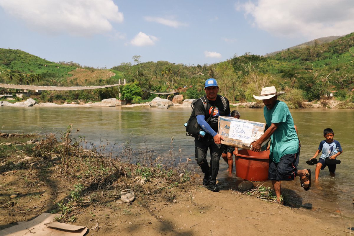 Over the last week, the World Central Kitchen has been providing meals to families impacted by Hurricane Otis.

In the small community of Barrio Nuevo Las Lajas, the only bridge into town was destroyed.

This is how their team brought food in.

Heroes👏🏼👏🏼