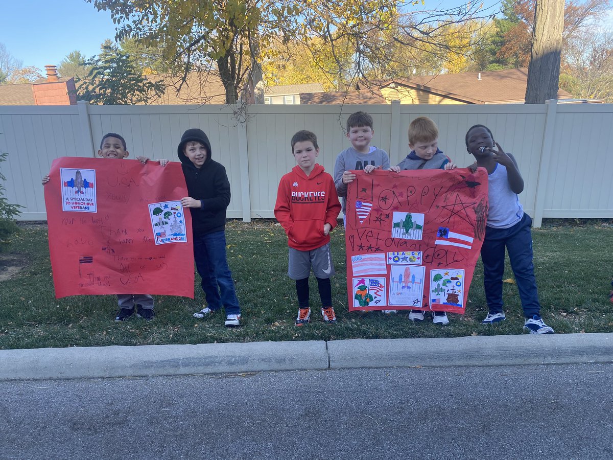 MrsEGrade3's tweet photo. Celebrating our Veterans today ❤️🤍💙 Thank you for your service 🇺🇸 #readingelem #VeteransDay https://t.co/tS0jedVMjT