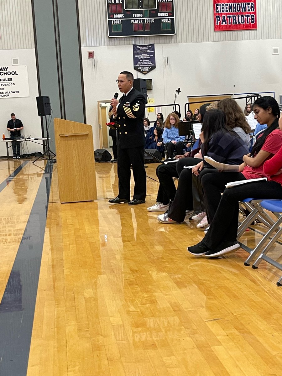 EdwardsInsure's tweet photo. Thanking Gateway Middle School for a wonderful and special Veterans Day celebration. The orchestra, band, and choir were amazing 😇. Happy Veterans Day! https://t.co/qRtyl8EELM