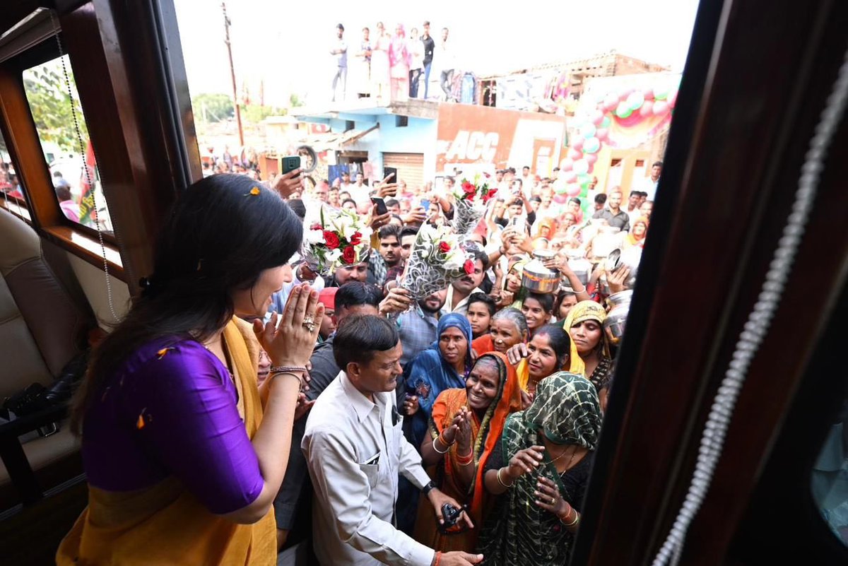 dimpleyadav's tweet photo. मध्य प्रदेश की निवाड़ी एवं पृथ्वीपुर विधानसभा में सपा प्रत्याशियों के लिए जनता से वोट अपील की।

सपा को विकल्प के रूप में चुनेगा एमपी। PDA के साथ, जनता का विश्वास! https://t.co/LPhTKCH6V4