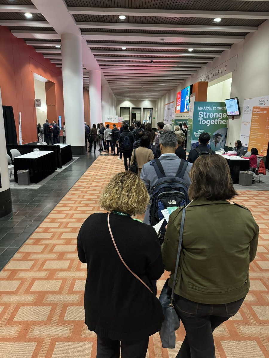 Overflow room 207 line for the role of the microbiome in autoimmune liver disease! Lots of #liverlove 👏@AASLDtweets @craiglammertIU @AutoImmuneLiver @Bernd_Schnabl