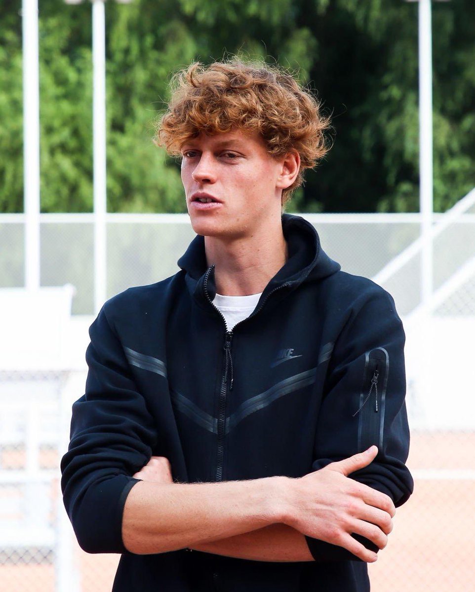 TheTennisLetter's tweet photo. Jannik Sinner says the pressure of tennis is nothing compared to someone who has to bring home food for their family:

“The pressure of tennis? It's nothing compared to a surgeon, or a head of the family who has to bring dinner. The real pressure is not knowing if a missile will explode at your home in 5 hours or 5 days. Playing tennis is something that honors us.”

(via Corriere)