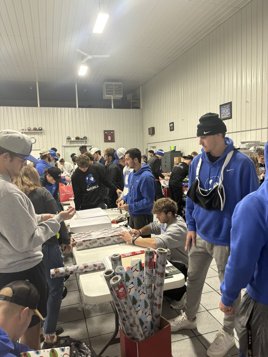 Delivering Christmas Blessings to the kids. An annual Glenville Tradition.

Thank you to Ike and Sue Morris, and all that work to make this day a reality. 

Thanks for Including our student athletes of all sports in the opportunity.