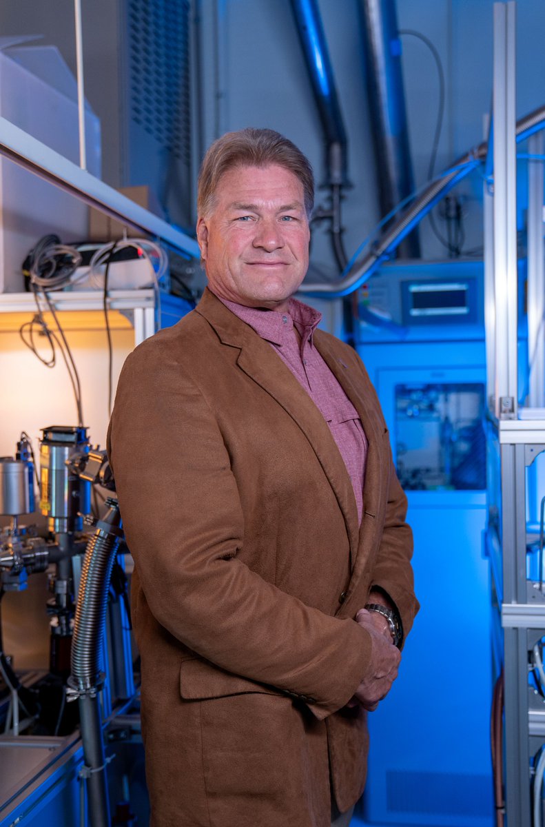 NPRE professor David Ruzic (@EnergyProf) and his Illinois Plasma Institute have been featured in the Fall 2023 issue of Limitless, @uofigrainger 's biannual magazine. Read the story here: grainger.illinois.edu/news/magazine/… (Photo credit: Virgil Ward, GCOE)