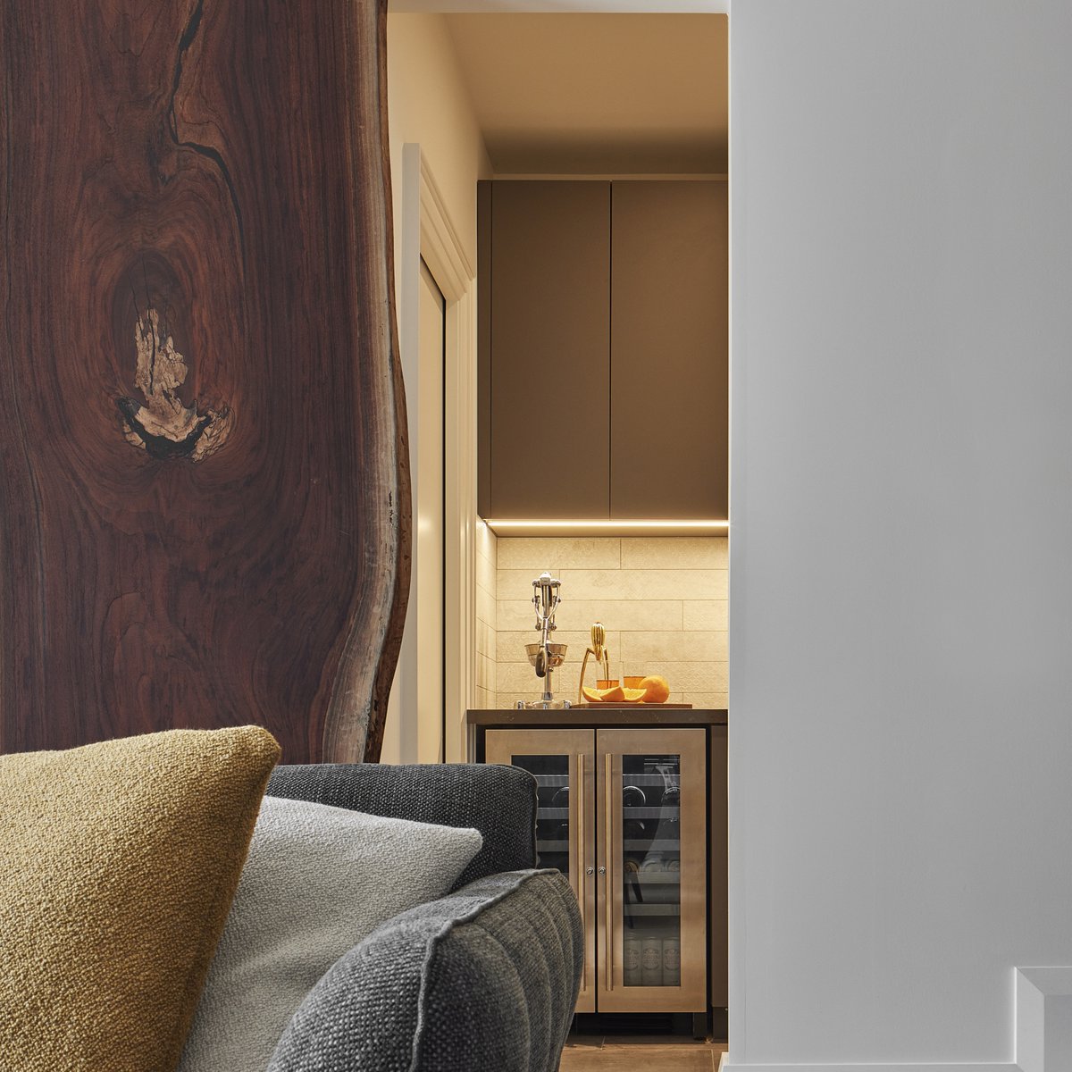 fluxdevca's tweet image. Delightful surprises behind every door. ✨ 

Project New Toronto
Architectural Design + Build: @fluxdevca 
Interior Design: Mason Studio
Photography: Nanne Springer

#homerenovation #torontocontractor #torontobuilder #livingroom #torontodesign #interiordesign #contemporarydesign