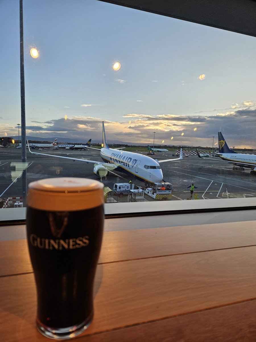 eamomurray's tweet photo. Which one is more Irish and which one is more successful 🤔 @Ryanair @GuinnessIreland #Irish #Proud https://t.co/DDsmkZzQwm