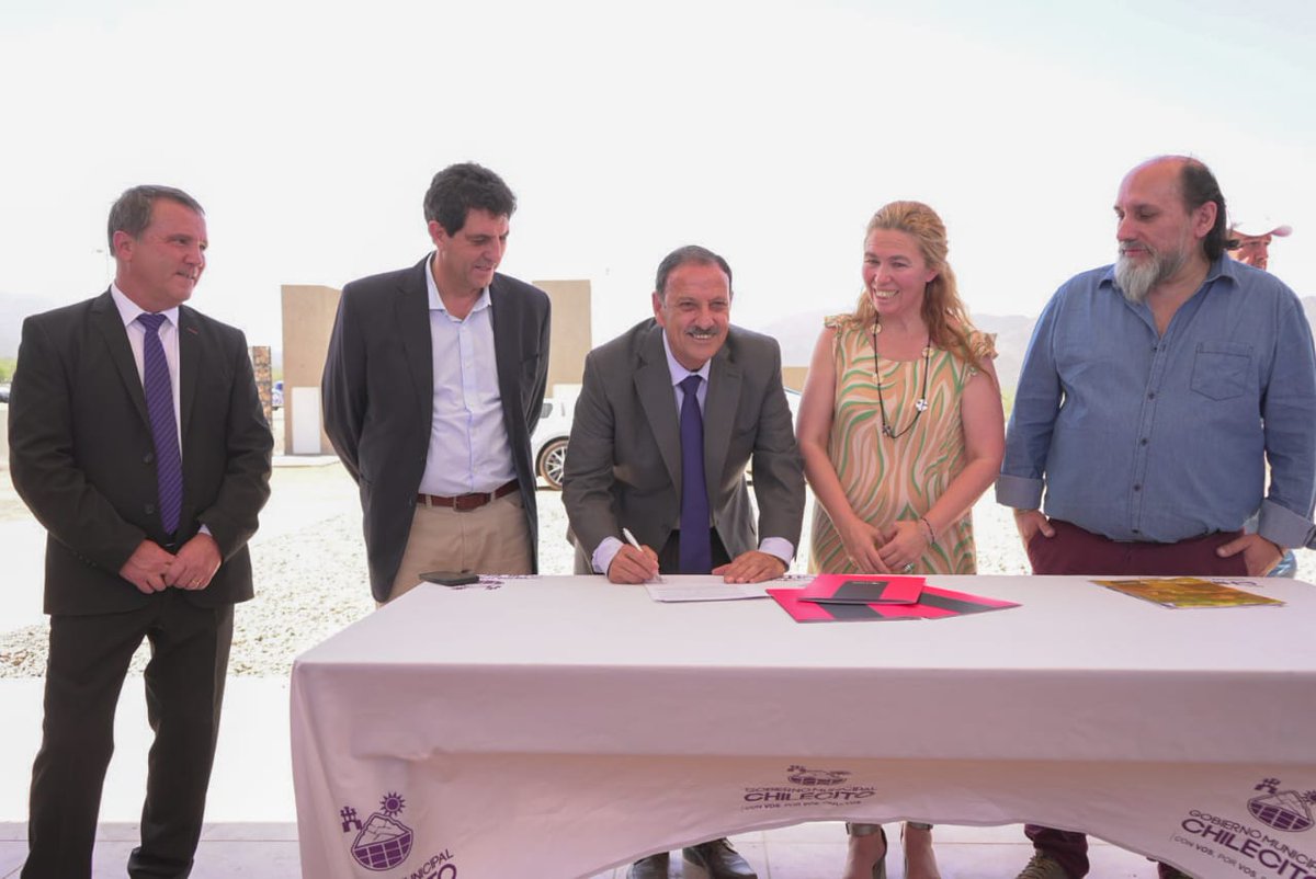 riojavip_'s tweet image. #XFIRE 🔥🔥🔥🔥

El Gobernador @QuintelaRicardo firmó un acuerdo con la Nación para la financiación de tres proyectos que van a producir bioinsumos agropecuarios

@jfrejal @Rodrigobydok
@milabarbieri