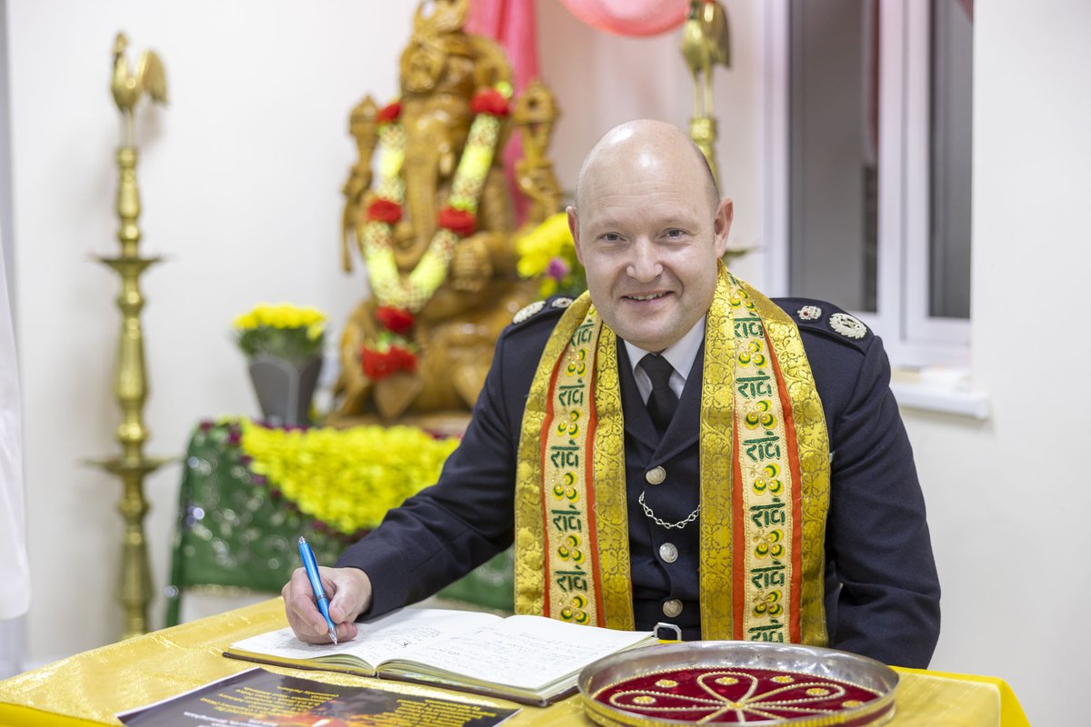 BrumPolice's tweet photo. #Diwali2023 | Ahead of this year’s celebrations, Chief Constable Craig Guildford was at Shree Geeta Bhawan Temple in #Handsworth for the first ever Diwali event held by WMP’S Multi Faith Chaplaincy Team. https://t.co/sbNwNZVVFi