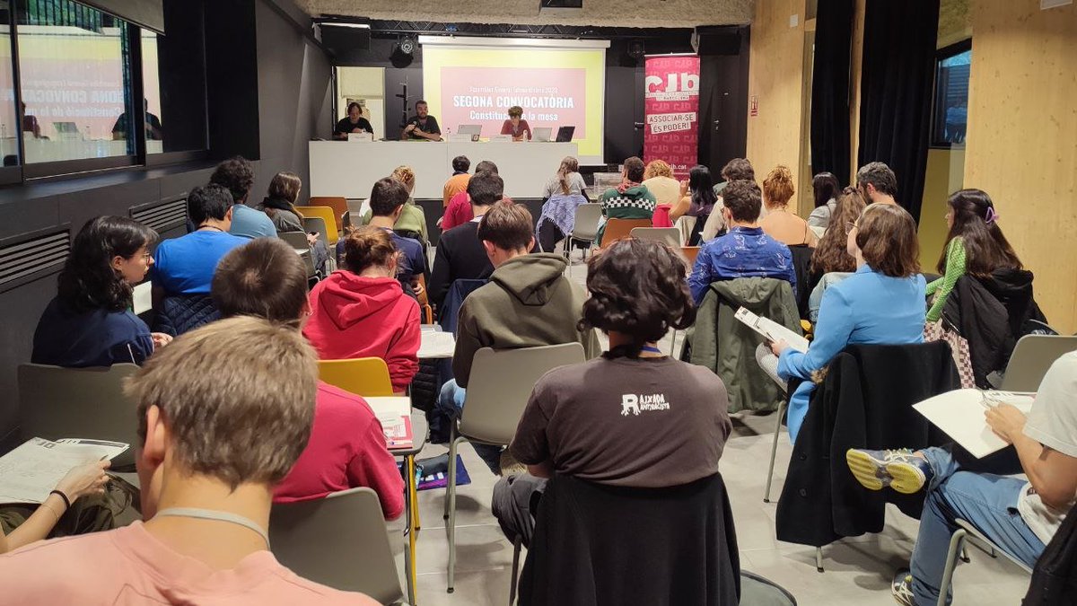 cjbcn's tweet photo. 💥Comencem l'Assemblea General Extraordinària del CJB amb la benvinguda de la presidenta @legidus i la presentació dels membres de la mesa.

🔸@mellamopol vicepresidència del CJB i moderador de l'AGO
🔸@martamigoo, secretària del CJB

✨Benvingudes a l'#AGECJB2023✨ https://t.co/GROTsHnjq2