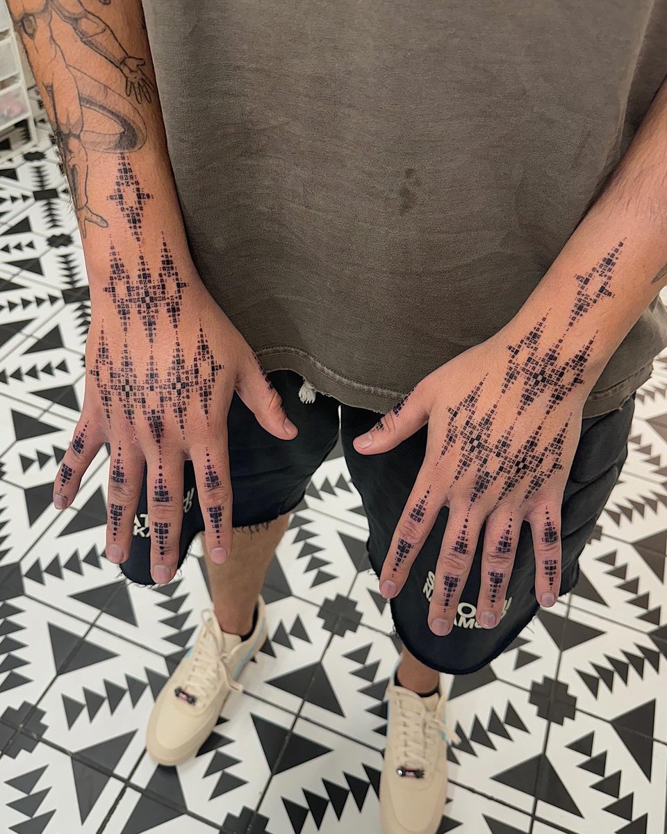 Zaptio's tweet photo. Encrypted my seed phrase on my hands @big_____car  🤚📟✋ https://t.co/2GWJZF2Is8