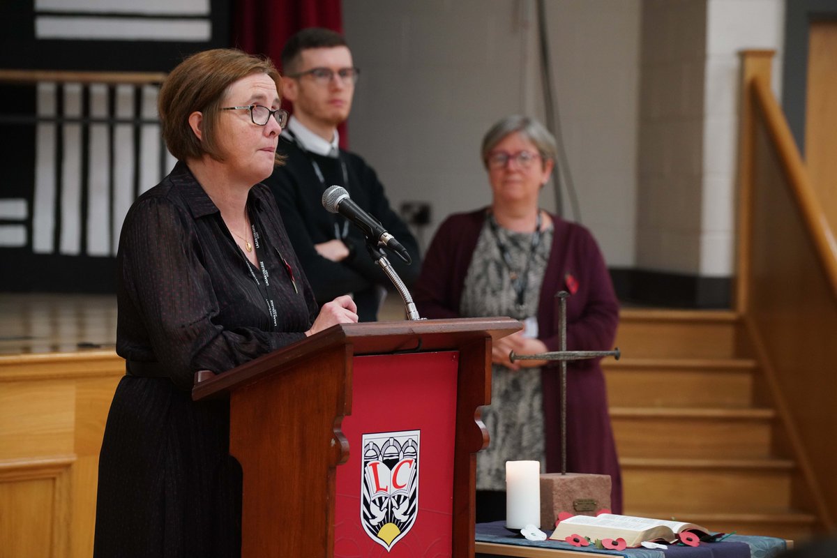 𝗥𝗲𝗺𝗲𝗺𝗯𝗿𝗮𝗻𝗰𝗲 𝗔𝘀𝘀𝗲𝗺𝗯𝗹𝗶𝗲𝘀 As part of our integrated ethos, our chaplains led our school community in a Remembrance Assembly today. We remember particularly the loss of life in both World War 1 and World War 2 and the ongoing conflict happening across the world.