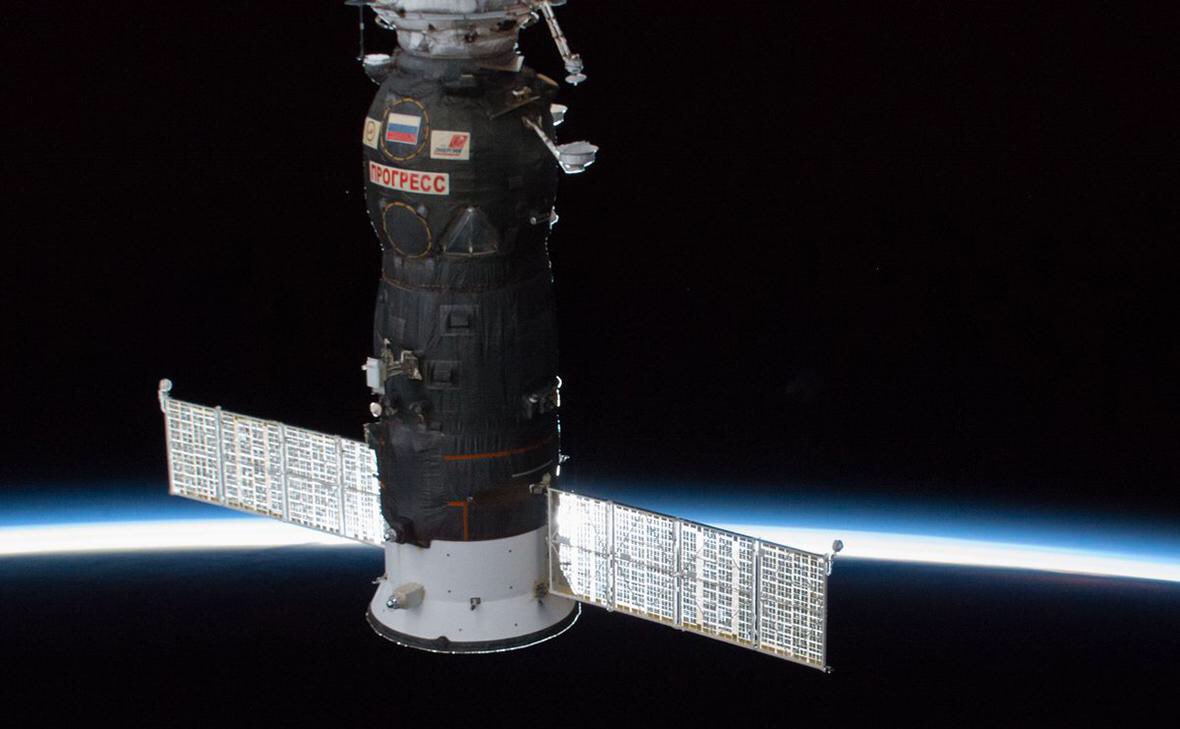 katlinegrey's tweet photo. An unplanned orbit correction of the ISS was performed today o avoid a piece of space debris. At 15:07 UTC, the engines of #ProgressMS24 fired for 316,5 sec, increasing the station’s orbit for 900 m. https://t.co/dXoeVRhqcJ
