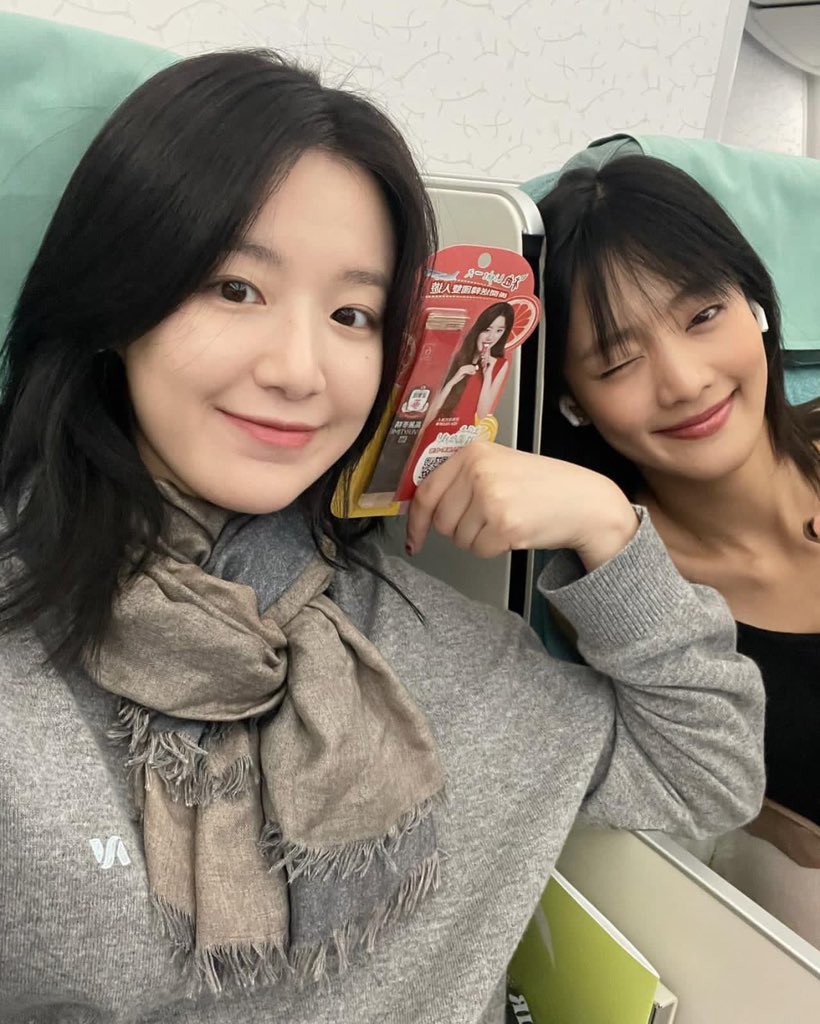idle_chile's tweet photo. [#SHUGRAM | 231110 ] 🔥

Actualización de Shuhua junto a Minnie en sus redes sociales

"👩🏻��❤️‍👩🏻 ✈️"

Cr: yeh.shaa_

[Vicka💖]
—
#GIDLE #여자아 #MIYEON #MINNIE #SOOJIN #SOYEON #YUQI #SHUHUA https://t.co/dZH6whgjOg
