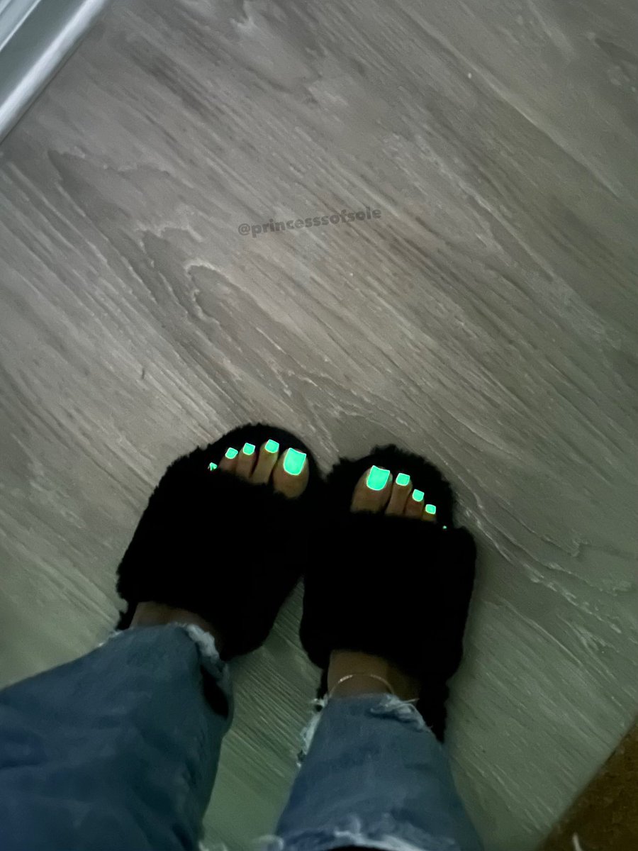 princesssofsole's tweet photo. glow in the dark toes 😍💚

#feetworshi̇p #feetfinder #feetworshi̇p #freshpedicure #acrylictoes #footfetısh #footworshi̇p #perfectfeet https://t.co/NBKazIbRwG