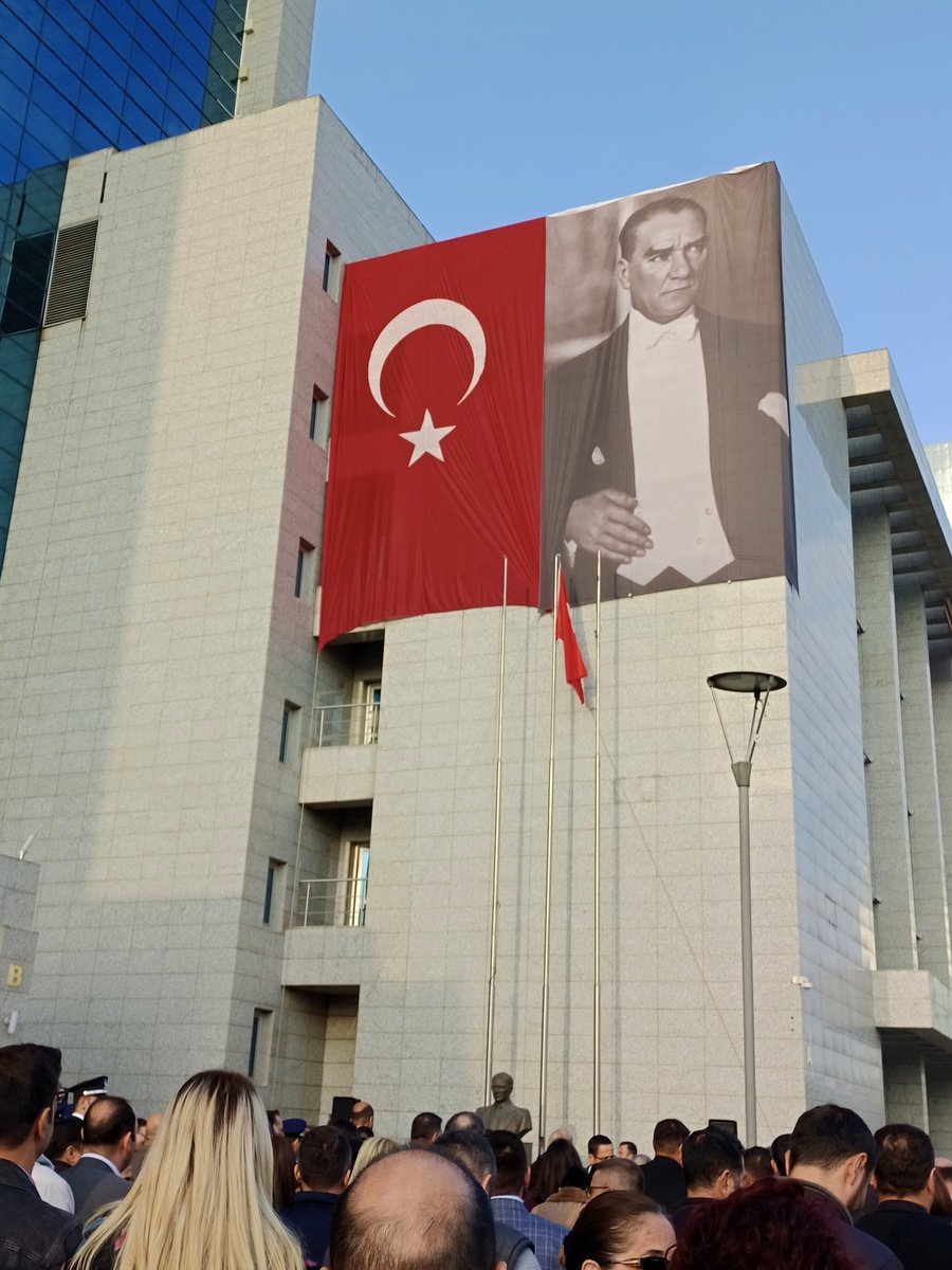 Yaşa Mustafa Kemel Paşa.... Sen her zaman kalbimizdesin. Sevgimizle karanlığı boğarız. #10Kasim #10kasimatamizisaygiylaaniyoruz