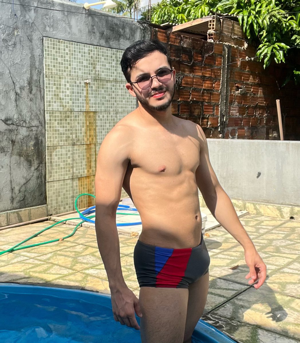 DehonRicardo's tweet photo. uma foto sua de sunga  ou 100 anos ouvindo o ‘smile’ no repeat! https://t.co/VceENedTMy