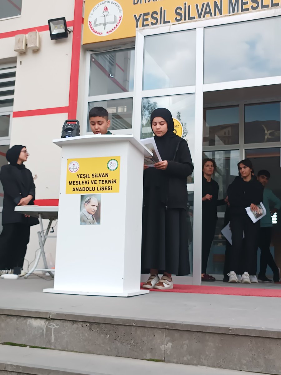 yesil_silvan's tweet photo. Atatürk'ü vefatının 85. yıl dönümünde okulumuzda düzenlediğimiz törenle andık. Okulumuz matematik öğretmeni Emine Sezen PACCİ'yi 
, Türk Dili ve Edebiyatı Öğretmeni Semih ARCAN'ı ve öğrencilerimizi emeklerinden dolayı tebrik ederiz. https://t.co/3ngPKEYWFK