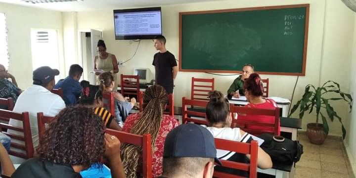 CaridadPoey's tweet photo. Se desarrolla curso de especialista de defensa civil, en la escuela provincial de Preparación para la Defensa en Matanzas. Evitar las pérdidas de vidas humanas y los recursos económicos es la prioridad para el TC Ángel Falcón Gutiérrez 1er profesor de Defensa Civil.
#RadioUnion https://t.co/BENZsxCuZ7