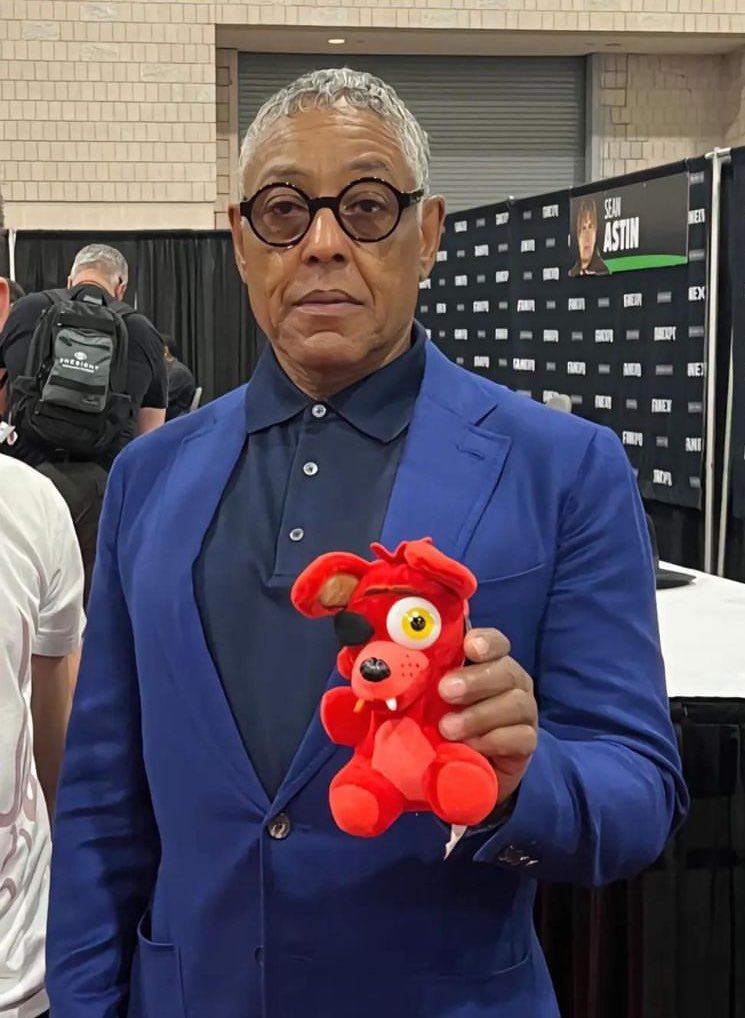 frisbeedawg_'s tweet photo. I love how uncomfortable the foxy plush looks 😭 https://t.co/cPtAp2mhte