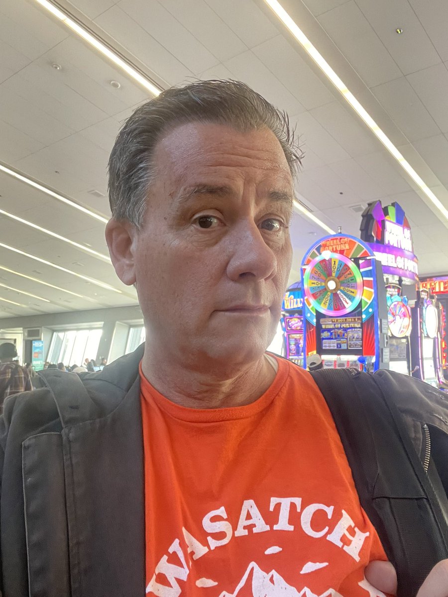 My #Frontier Flight is needing people to give up their seat and take the next flight. They are going offering either a $500 credit OR one free checked bag. #tossup