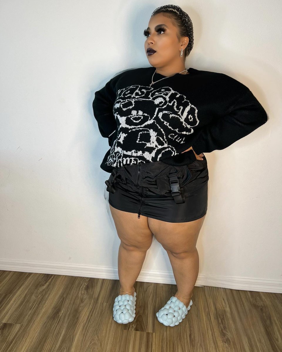 _Rosalado's tweet photo. 😮‍💨😮‍💨. I’ve been under the weather but I’m slowly but surely getting back to normal and I can’t wait to start crossing off things off my to-do list. 

I’ll just sit these here for you guys to enjoy. 🖤

#hairinfluencer #bigrosalado #ugccommunity #ugccreators #plussizefashion https://t.co/M7yjXv91dq