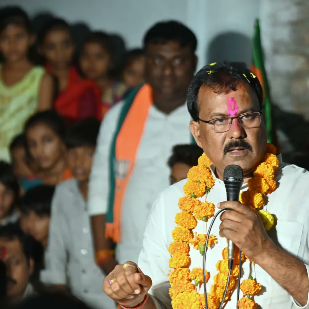 MLARajeshShukla's tweet image. जय भाजपा, तय भाजपा 

बिजावर विधानसभा के अंतर्गत, आज ग्राम पंचायत, पलरया, दिदोनिया, कुटिया में जनसंपर्क करके ग्राम वासियों से मुलाकात की एवं सभी से भाजपा को समर्थन देने के लिए निवेदन किया...

#बिजावर_विधानसभा #RajeshShukla