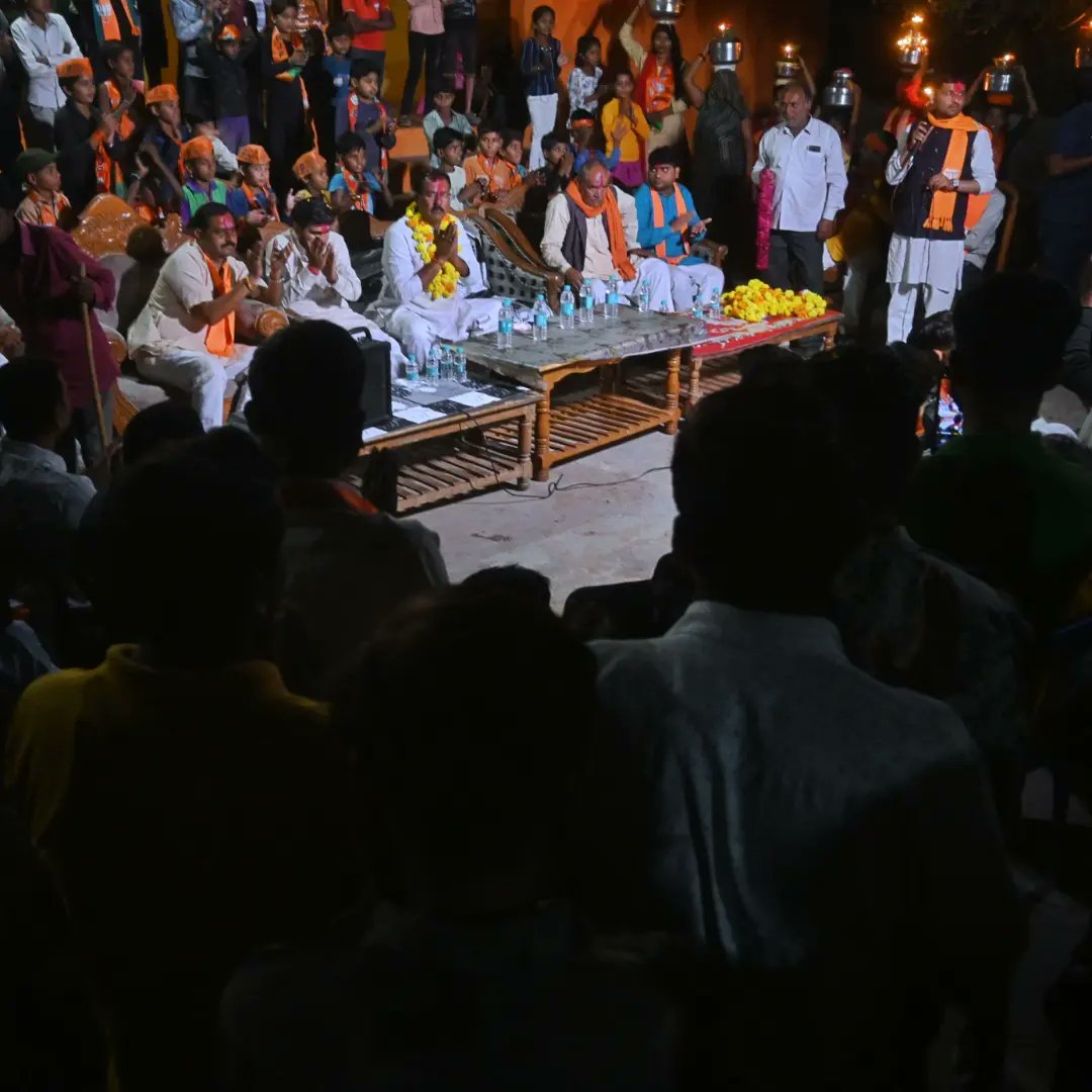 MLARajeshShukla's tweet image. जय भाजपा, तय भाजपा 

बिजावर विधानसभा के अंतर्गत, आज ग्राम पंचायत, पलरया, दिदोनिया, कुटिया में जनसंपर्क करके ग्राम वासियों से मुलाकात की एवं सभी से भाजपा को समर्थन देने के लिए निवेदन किया...

#बिजावर_विधानसभा #RajeshShukla