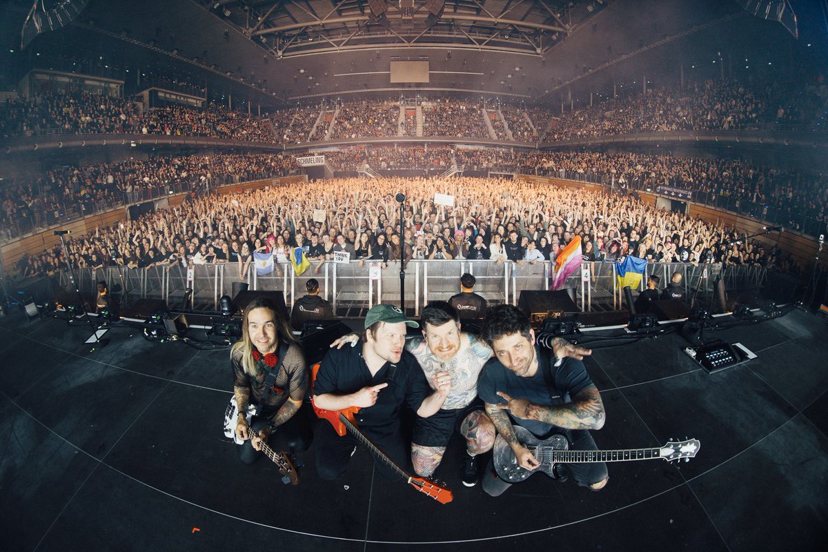 ✨ So Much (For) Berlin ✨

And just like that, the So Much (For) Tour Dust UK/EU edition is over. Thanks for making it one to remember! Australia, Thailand, Philippines, Singapore, you're next and then 2ourdust in February 🖤🎱

📸 Elliott Ingham