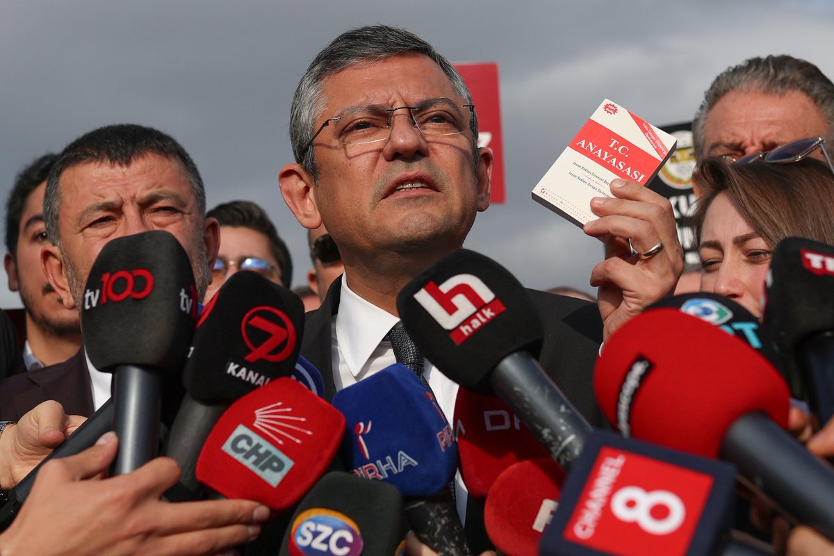 eczozgurozel's tweet photo. Türkiye Barolar Birliği’nce düzenlenen Hukukun Üstünlüğü Yürüyüşüne katıldım.

"Adalet ve Kalkınma Partisi Türkiye’yi anayasasızlaştırmaya çalışıyor. 

Cumhurbaşkanının açıklamalarından sonra halkın iradesine karşı Tayyip Erdoğan’ın liderliğinde bir kalkışmayla karşı karşıyayız." https://t.co/mgW7Sjru11