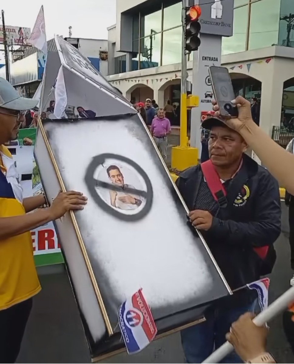 LOS VERAGUENSES SIGUEN EN PIE DE GUERRA CONTRA LA MINERIA Y EL GOBIERNO..
LOS APLAUDO DE PIE.....