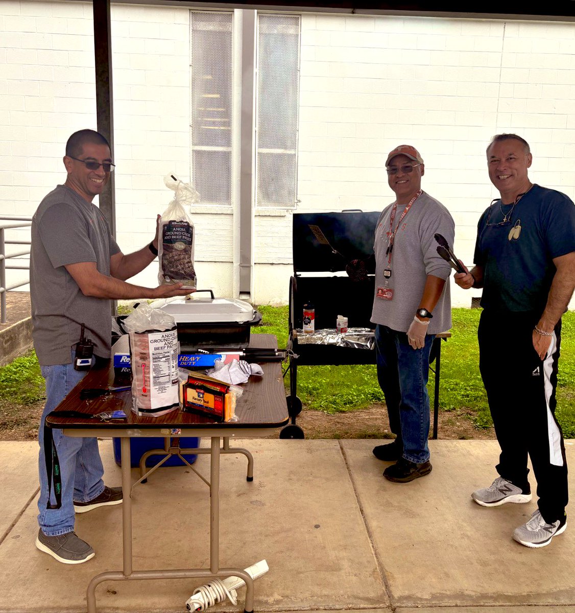 Our Specials team is helping us celebrate reaching our @UnitedWaySATX goal, 100% staff participation, by grilling burgers for the whole staff today @PeralesESchool!