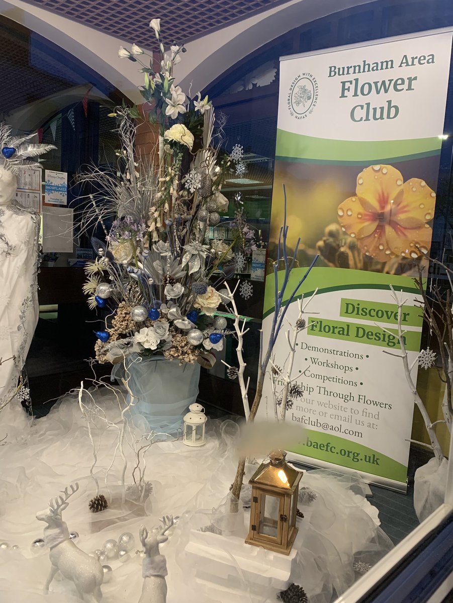 nathyc1972's tweet image. Another fantastic window display to get #BurnhamLibrary @SomersetLib Christmas Ready thanks to #BurnhamAreaFlowerClub

Looks great during the day but comes into its own after dark when reflective decorations are illuminated so well worth a wander past the library to/from town🎄