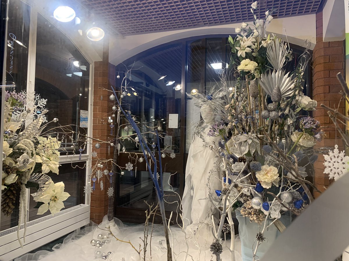 nathyc1972's tweet image. Another fantastic window display to get #BurnhamLibrary @SomersetLib Christmas Ready thanks to #BurnhamAreaFlowerClub

Looks great during the day but comes into its own after dark when reflective decorations are illuminated so well worth a wander past the library to/from town🎄
