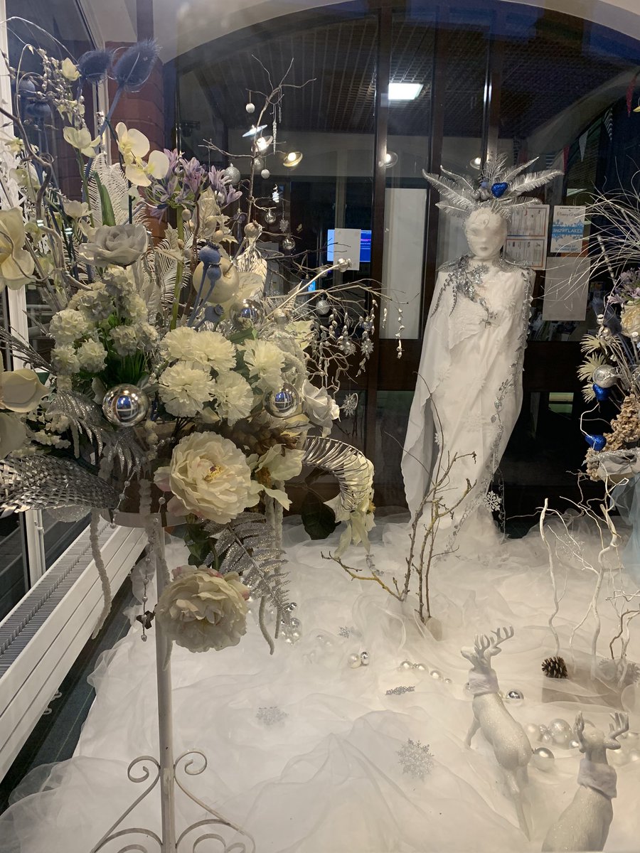 nathyc1972's tweet image. Another fantastic window display to get #BurnhamLibrary @SomersetLib Christmas Ready thanks to #BurnhamAreaFlowerClub

Looks great during the day but comes into its own after dark when reflective decorations are illuminated so well worth a wander past the library to/from town🎄