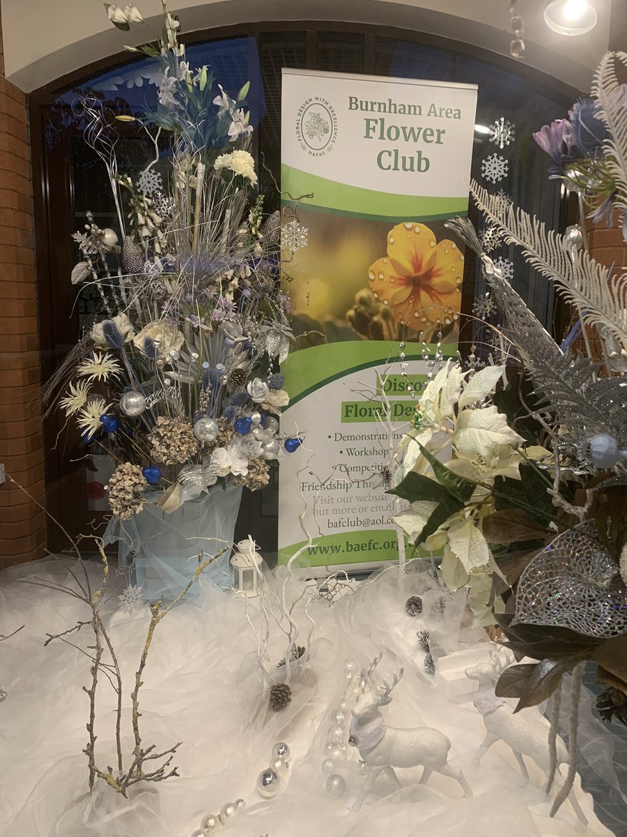 nathyc1972's tweet image. Another fantastic window display to get #BurnhamLibrary @SomersetLib Christmas Ready thanks to #BurnhamAreaFlowerClub

Looks great during the day but comes into its own after dark when reflective decorations are illuminated so well worth a wander past the library to/from town🎄