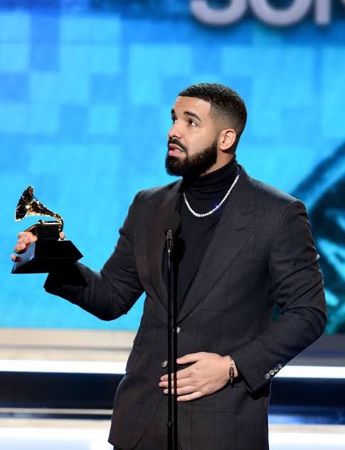 SiteDrakeBrasil's tweet photo. Drake recebeu 4 indicações ao #GRAMMYs 2024 🔥 https://t.co/u9UEySsPj4