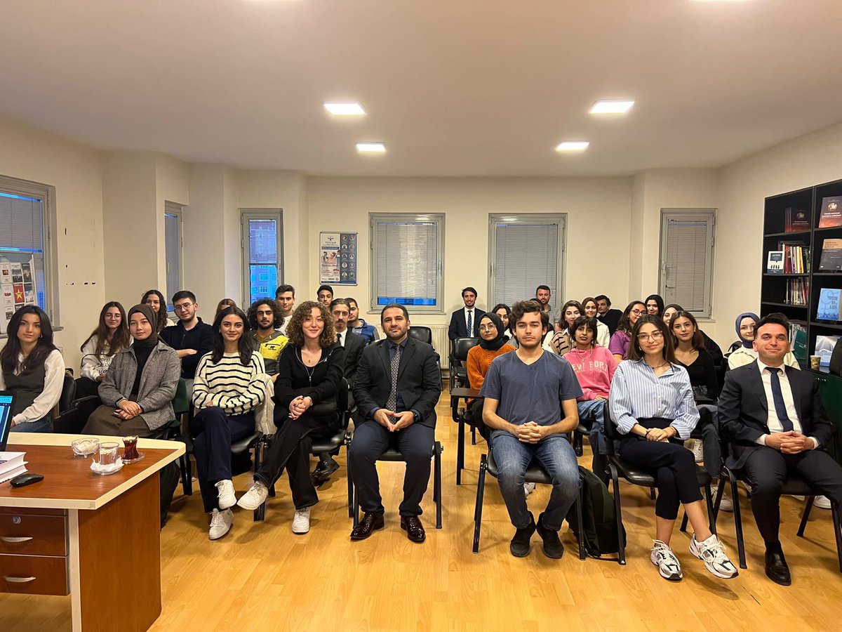 TESAM (@tesamtr) on Twitter photo TESAM Hukuk Akademisi'nin ikinci gün ikinci dersi Marmara Üniversitesi öğretim üyesi Doç. Dr. Mehmet Emin ALŞAHİN'in "Konut Dokunulmazlığın İhlali Suçu" konulu sunumu ile gerçekleştirildi.
<a href="/MehmetAlsahin/">Mehmet Emin Alşahin</a>
#tesam #hakmer #konutdokunulmazlığı #ihlal #suç #mülkiyet TESAM Hukuk Akademisi'nin ikinci gün ikinci dersi Marmara Üniversitesi öğretim üyesi Doç. Dr. Mehmet Emin ALŞAHİN'in "Konut Dokunulmazlığın İhlali Suçu" konulu sunumu ile gerçekleştirildi.
<a href="/MehmetAlsahin/">Mehmet Emin Alşahin</a>
#tesam #hakmer #konutdokunulmazlığı #ihlal #suç #mülkiyet