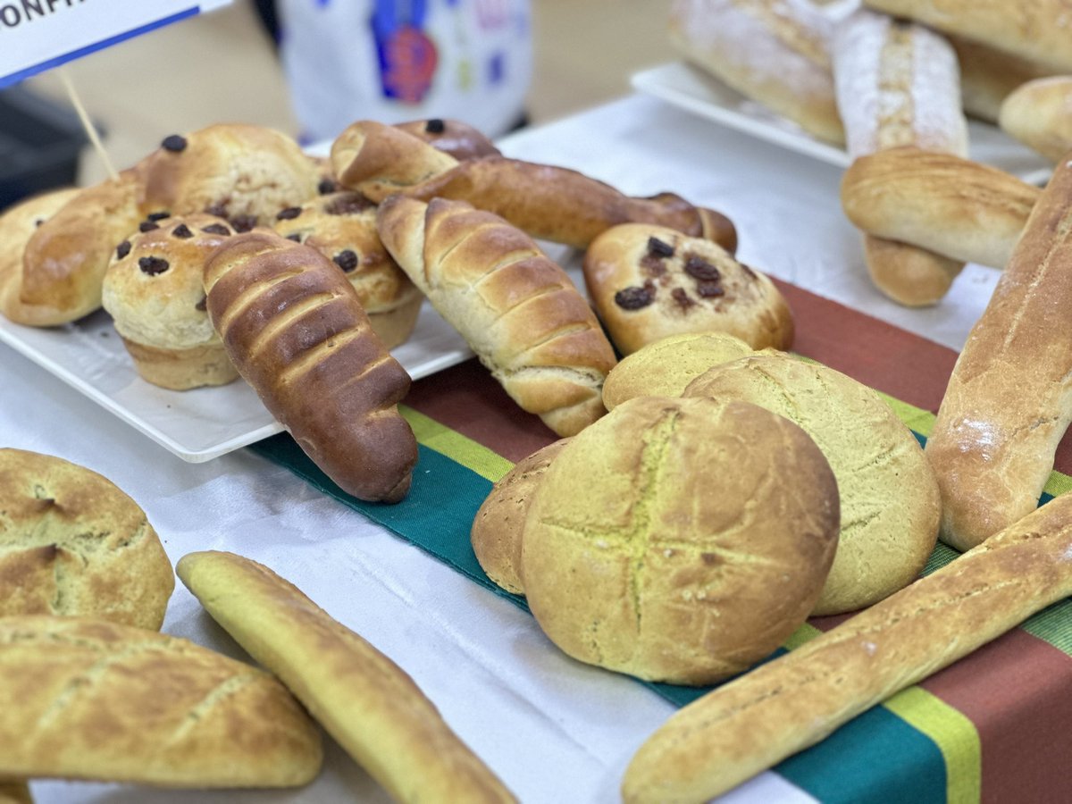 MdiOuedraogo's tweet photo. Du pain made in #BurkinaFaso. Ici ce sont des pains produits avec des matières premières locales. Un HACKACTHON a été organisé pour apprécier les meilleures innovations. Le coach des participants a été assuré par le Chef André. Il y a de l’espoir. https://t.co/h979qTWqUU