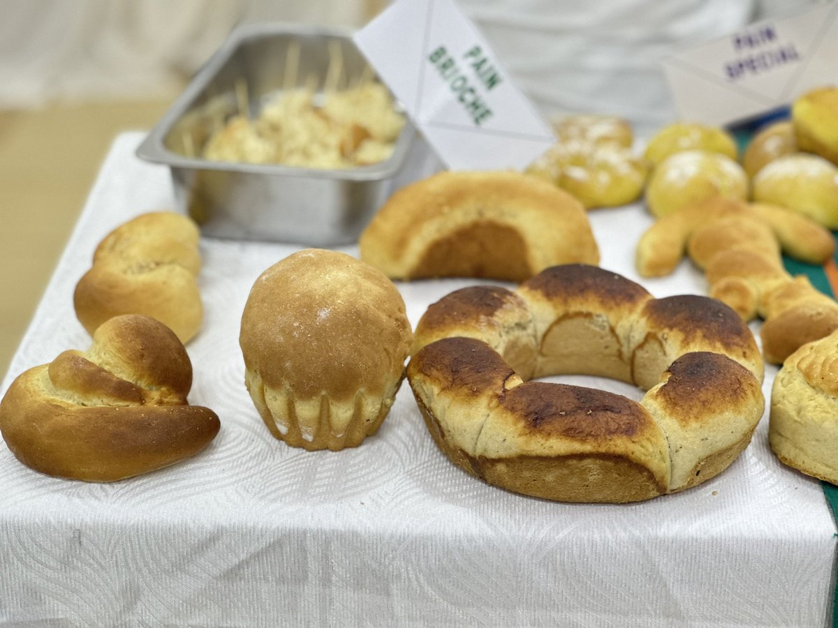 MdiOuedraogo's tweet photo. Du pain made in #BurkinaFaso. Ici ce sont des pains produits avec des matières premières locales. Un HACKACTHON a été organisé pour apprécier les meilleures innovations. Le coach des participants a été assuré par le Chef André. Il y a de l’espoir. https://t.co/h979qTWqUU