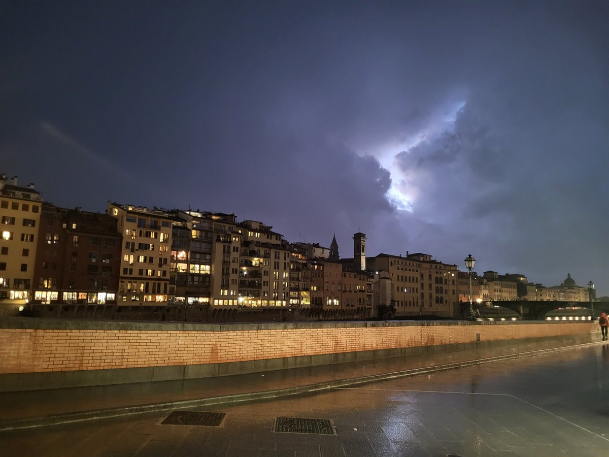 The beautiful city of Florence, Italy at dusk on a lazy evening...🇮🇹 😍