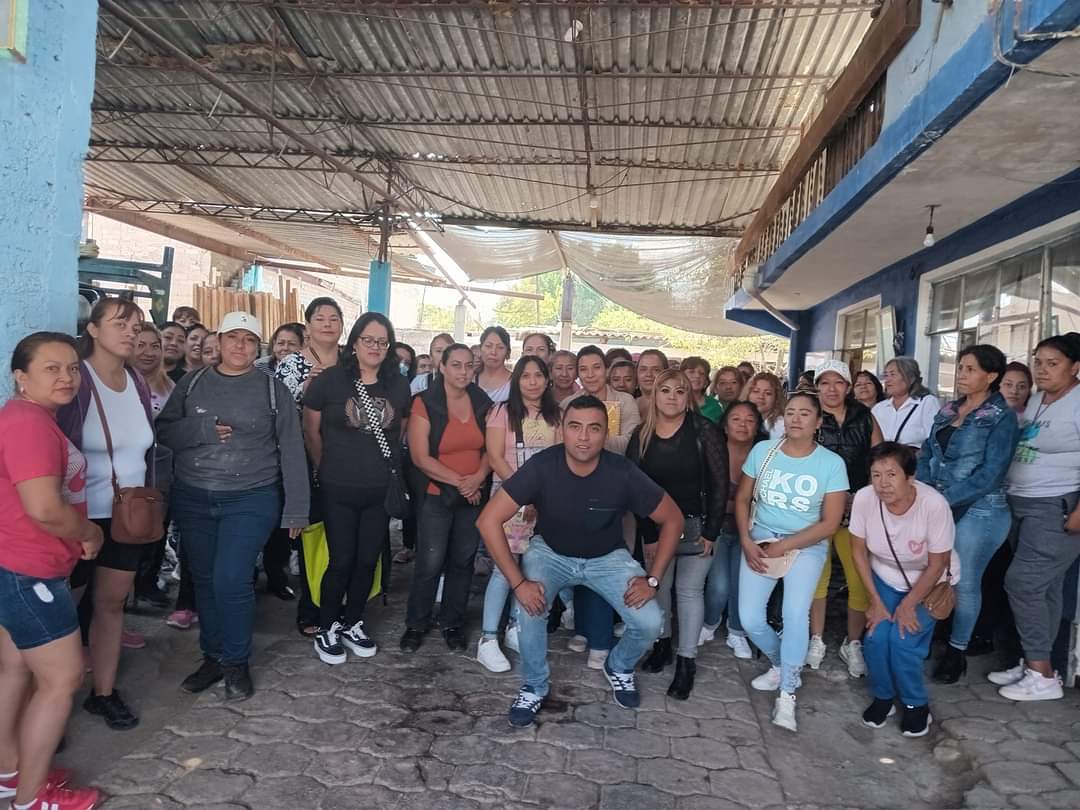 LaurisTorrHer's tweet photo. #EquipoUnidoFuerzaInfinita
#EquipoADMM
#TultitlanZonaOriente
#Distrito38
Equipo  donde la fuerza, la lealtad,el compromiso, el compañerismo, y el amor al arte están presentes en cada una de estas grandes guerreras      *EL MEJOR DE LOS EQUIPOS*👍👍💪💪😍🥰 https://t.co/93aRlhPLyX