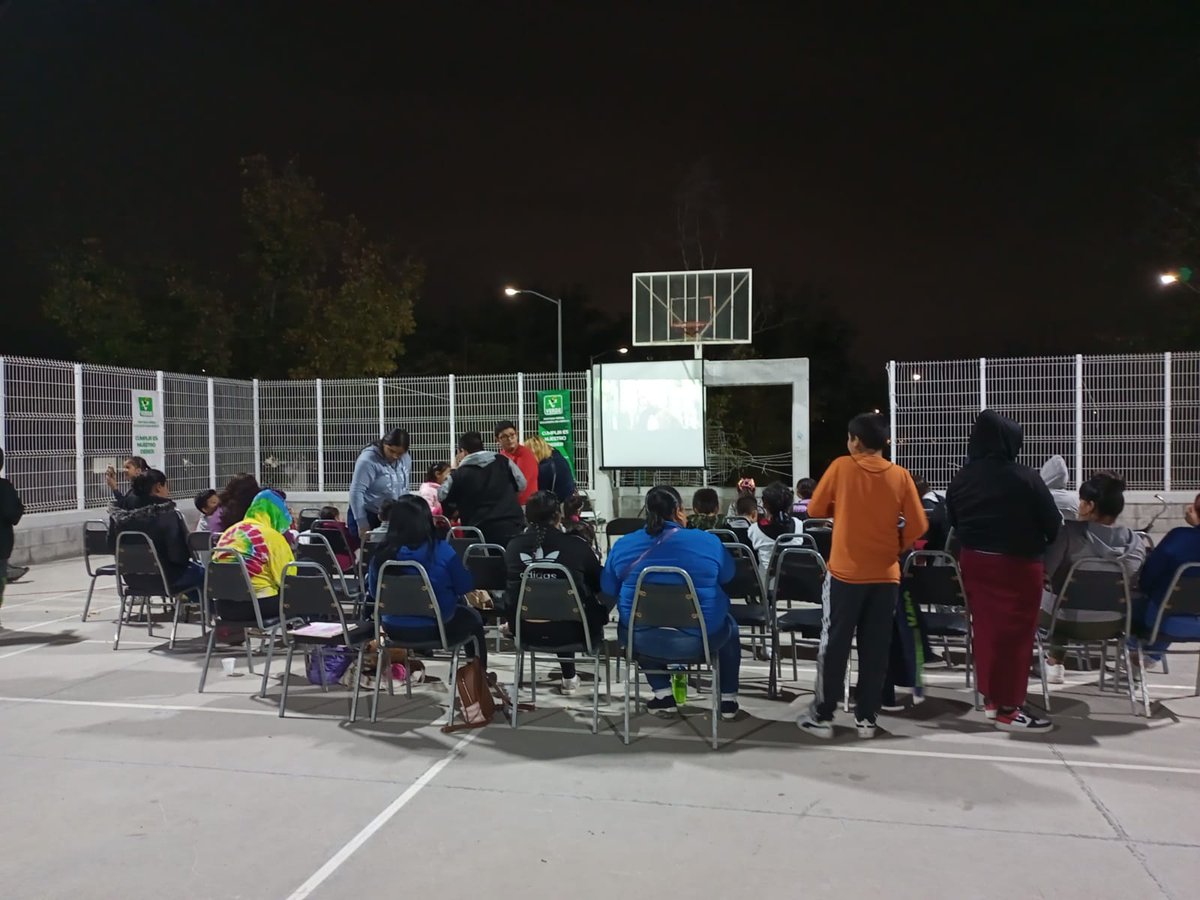 saltillo_verde's tweet photo. 🌿Excelente noche tuvimos ayer con el “cine en tu colonia”, en la Col Los Nogales donde proyectamos una película para un equipo de Basquetbol de diferentes categorías.💚 
#PVEM #Saltillo #Coahuila #SomosVerde #Cine https://t.co/NNqJctvqUV